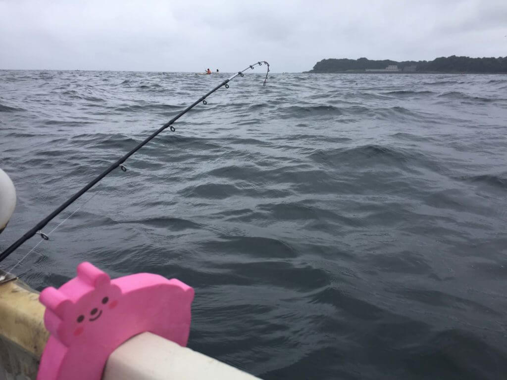 神奈川　手漕ぎボート 釣り　100均ピンクのくま