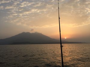 桜島と錦江湾と釣り竿