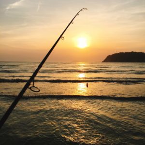 逗子海岸　夕陽と釣竿