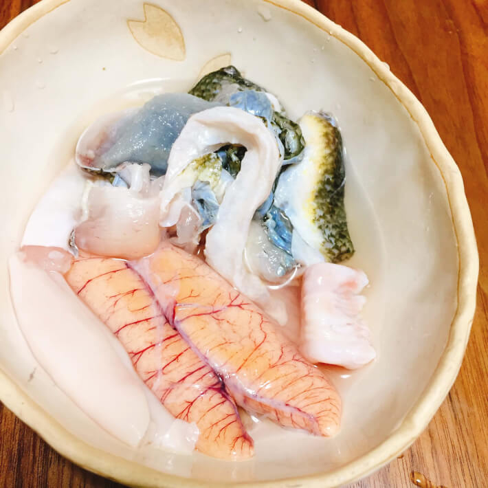 釣り料理 マゴチの卵 白子 皮を日本酒につける Oretsuri 俺釣