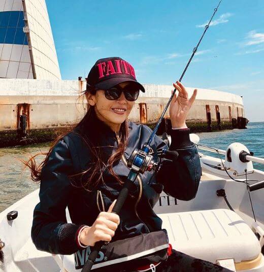 B 芸能人と釣り クール アングラーズ アワード受賞の工藤静香 東京湾風の塔付近でのボートフィッシングinsta画像を公開 Oretsuri 俺釣