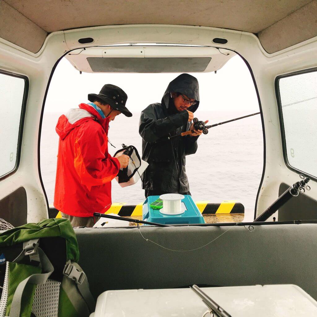 雨の伊豆大島で釣り準備