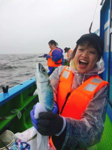 サバを釣って喜ぶ女性