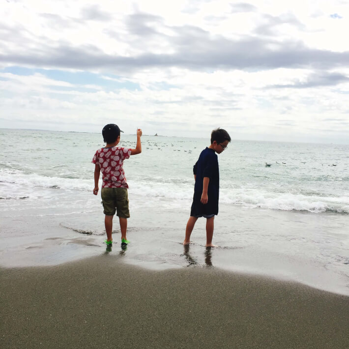少年と海