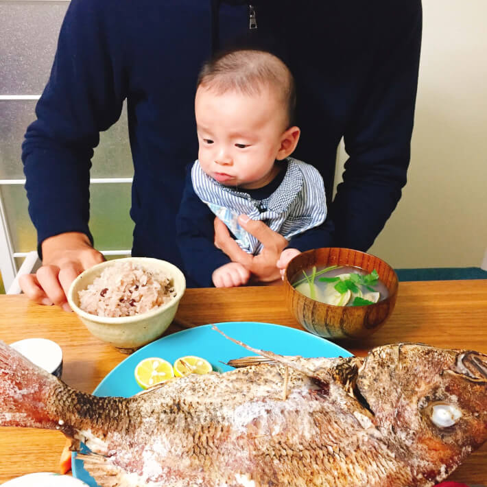 子供とお食い初めの真鯛