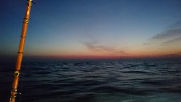 夜明けの海