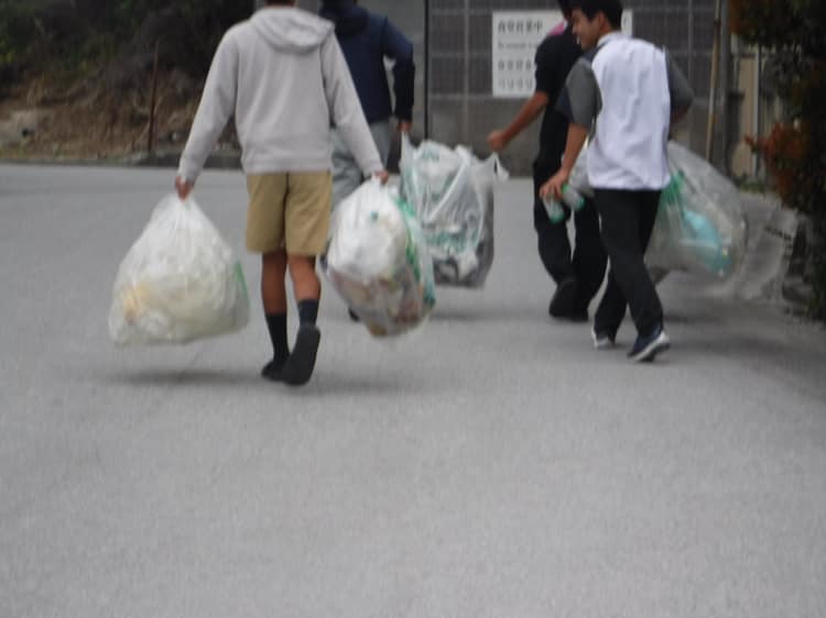 ゴミを集める沖縄の少年