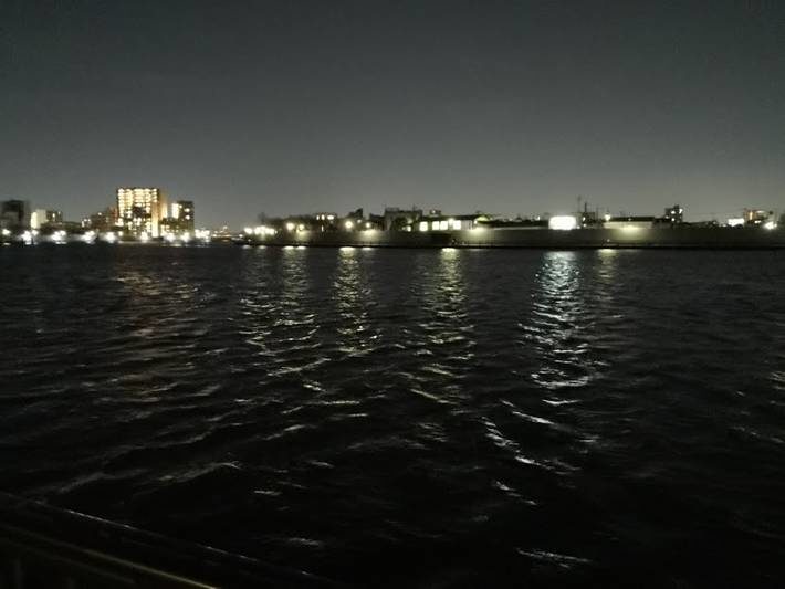 夜の都市河川