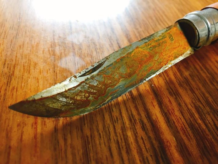 錆びたオピネルのフォールディングナイフ
